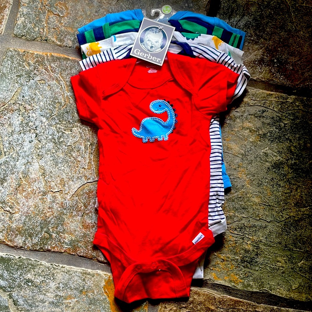Gerber 5 pack onesie set *dinosaur theme*
